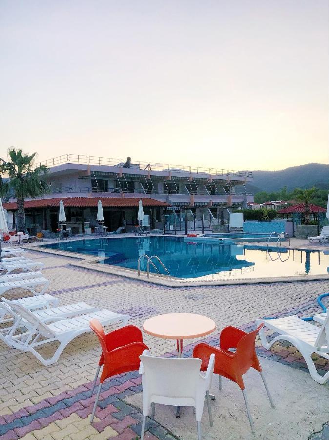 Hotel Palmera Сарти Екстериор снимка